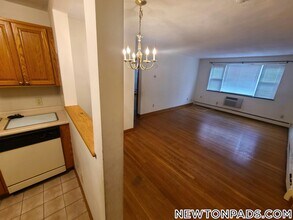 280 Grove St, Unit 5 in Newton, MA - Foto de edificio - Building Photo