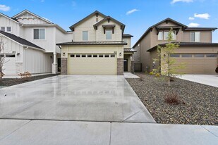 301 W Radiant Rdg Dr in Meridian, ID - Building Photo