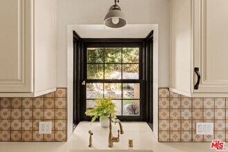 1110 N Beverly Glen Blvd in Los Angeles, CA - Building Photo - Building Photo