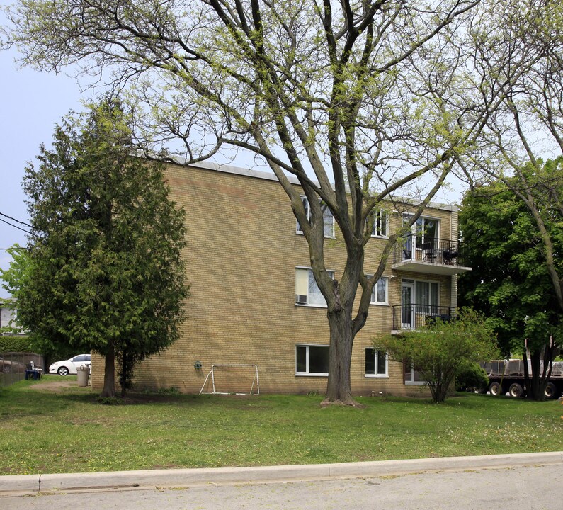 2 Meadowbrook Rd in Toronto, ON - Building Photo