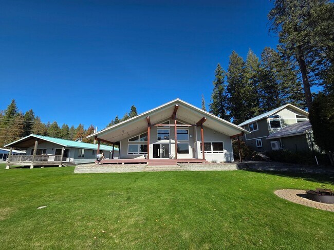 213 Woodland Dr in Newport, WA - Building Photo - Building Photo