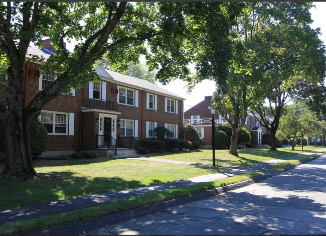 31 Captain Parker Arms, Unit 2 in Lexington, MA - Building Photo - Building Photo
