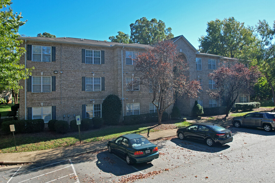 Century Oaks on College in Greensboro, NC - Foto de edificio