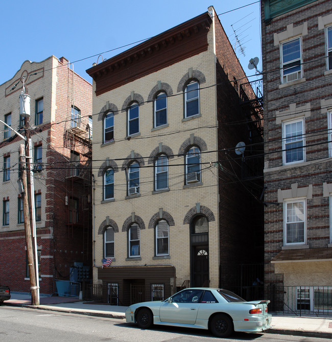 396 E Kinney St in Newark, NJ - Building Photo - Building Photo