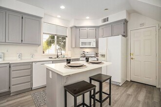 112 Hemingway Common in Martinez, CA - Building Photo - Building Photo