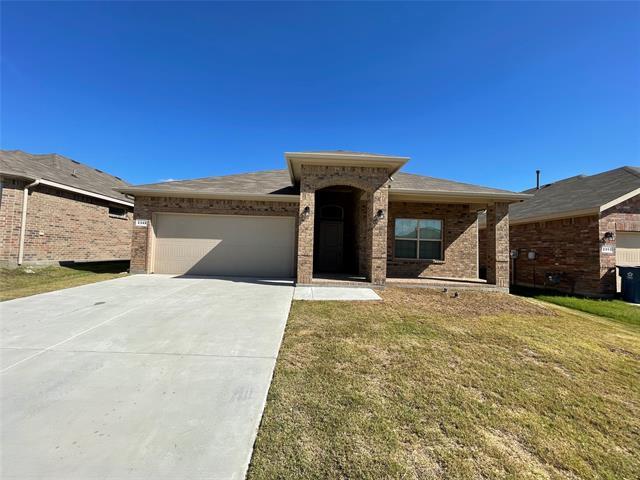 2349 Waggoner Rnch Dr in Weatherford, TX - Foto de edificio