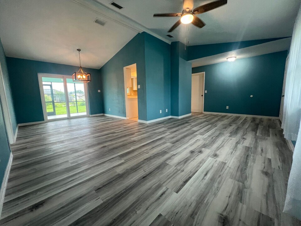 465 Garfield Ave NW in Port Charlotte, FL - Building Photo