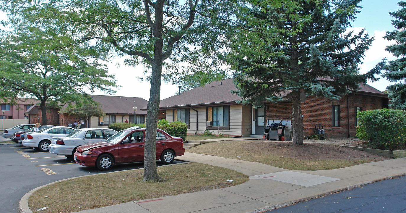 Oakes Village in Racine, WI - Building Photo