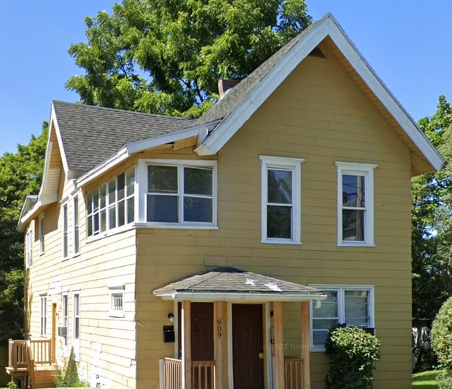 property at 909 Oak St