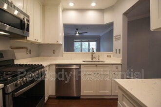 12913 Alton Square in Herndon, VA - Foto de edificio - Building Photo