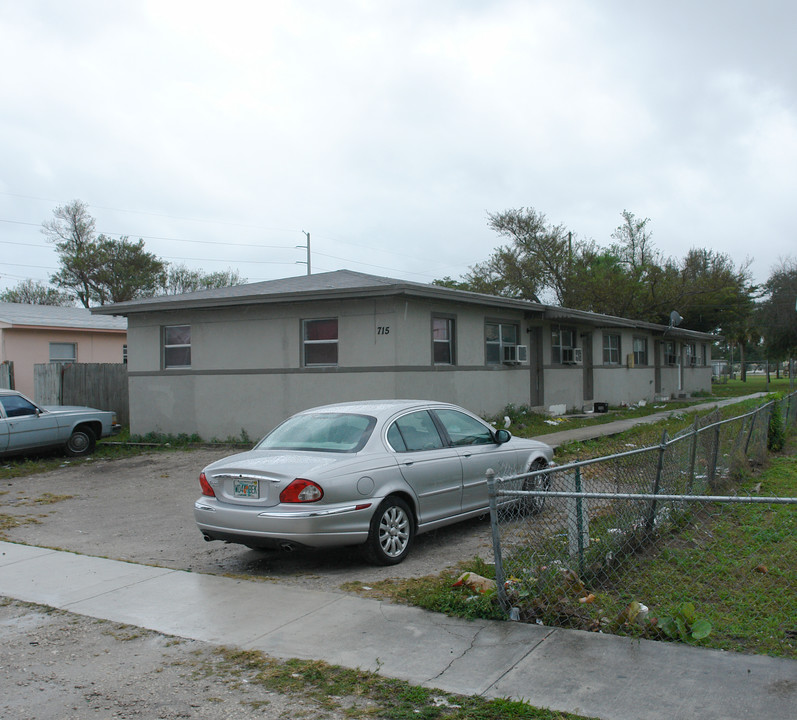 715 SW 10th St in Dania Beach, FL - Building Photo