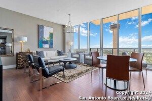 610 E Market St in San Antonio, TX - Building Photo - Building Photo