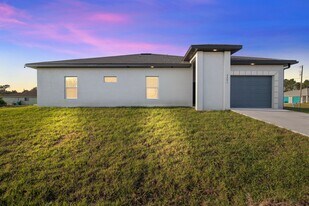 2201 Kenneth Ave S in Lehigh Acres, FL - Building Photo