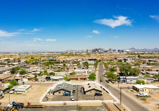 607 W Southgate Ave in Phoenix, AZ - Foto de edificio - Building Photo