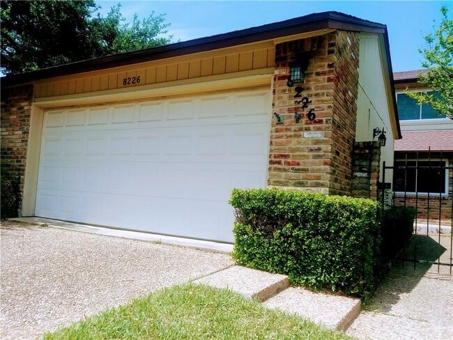 8226 Summer Side Dr in Austin, TX - Building Photo - Building Photo