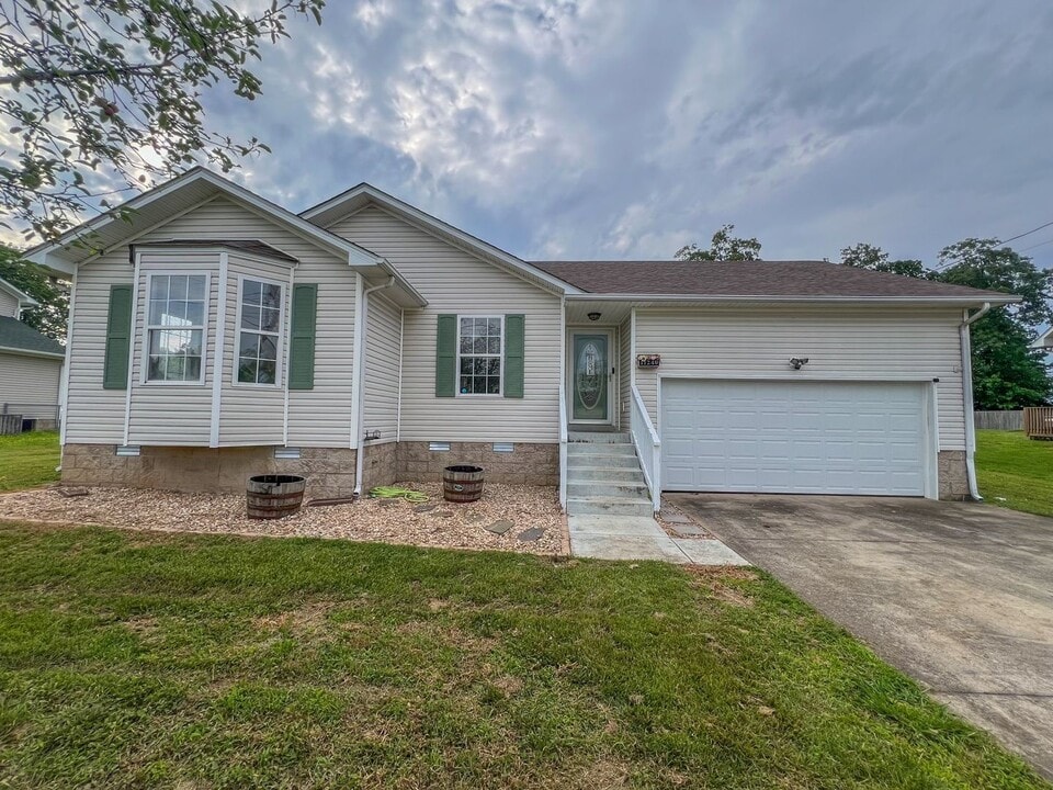 11240 Bell Station Rd in Oak Grove, KY - Building Photo
