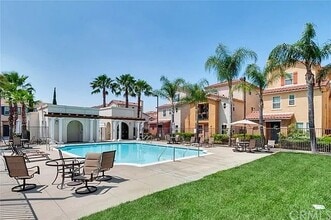 277 Bloomington Ave in Rialto, CA - Foto de edificio - Building Photo