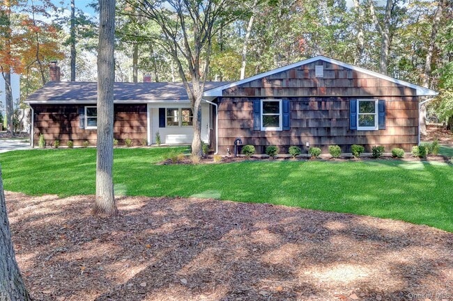 7 Canterbury Ct in East Setauket, NY - Building Photo - Building Photo