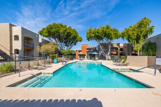 Paradise Foothills Apartment Homes in Phoenix, AZ - Foto de edificio - Building Photo