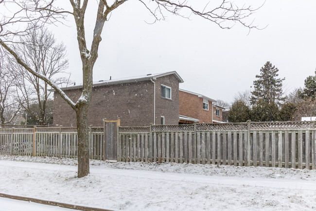 138 Brimwood Blvd in Toronto, ON - Building Photo - Building Photo