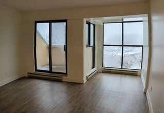 67 Bronte Rd in Oakville, ON - Building Photo - Building Photo