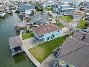 1322 Oahu Dr in Tiki Island, TX - Foto de edificio - Building Photo