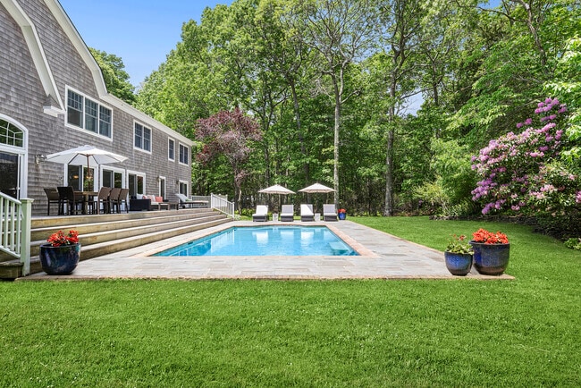 2795 Deerfield Rd in Sag Harbor, NY - Building Photo - Building Photo