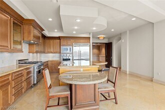 9101 Alta Dr in Las Vegas, NV - Building Photo - Building Photo