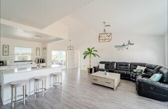 15073 Ingraham Blvd in Port Charlotte, FL - Foto de edificio - Building Photo