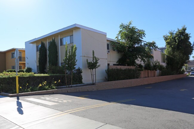 122 E Fairview Ave in Glendale, CA - Building Photo - Building Photo