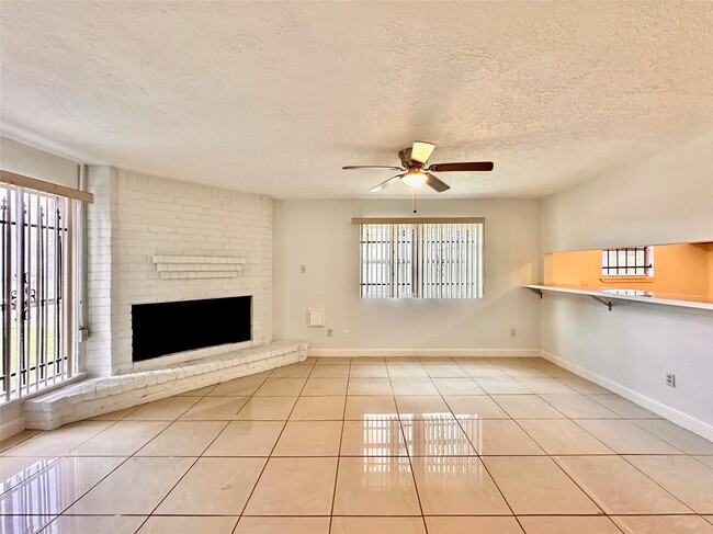 8610 Valley Meadow Dr in Houston, TX - Building Photo - Building Photo