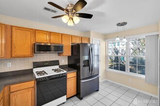 63 Giera Ct in Sayreville, NJ - Foto de edificio - Building Photo