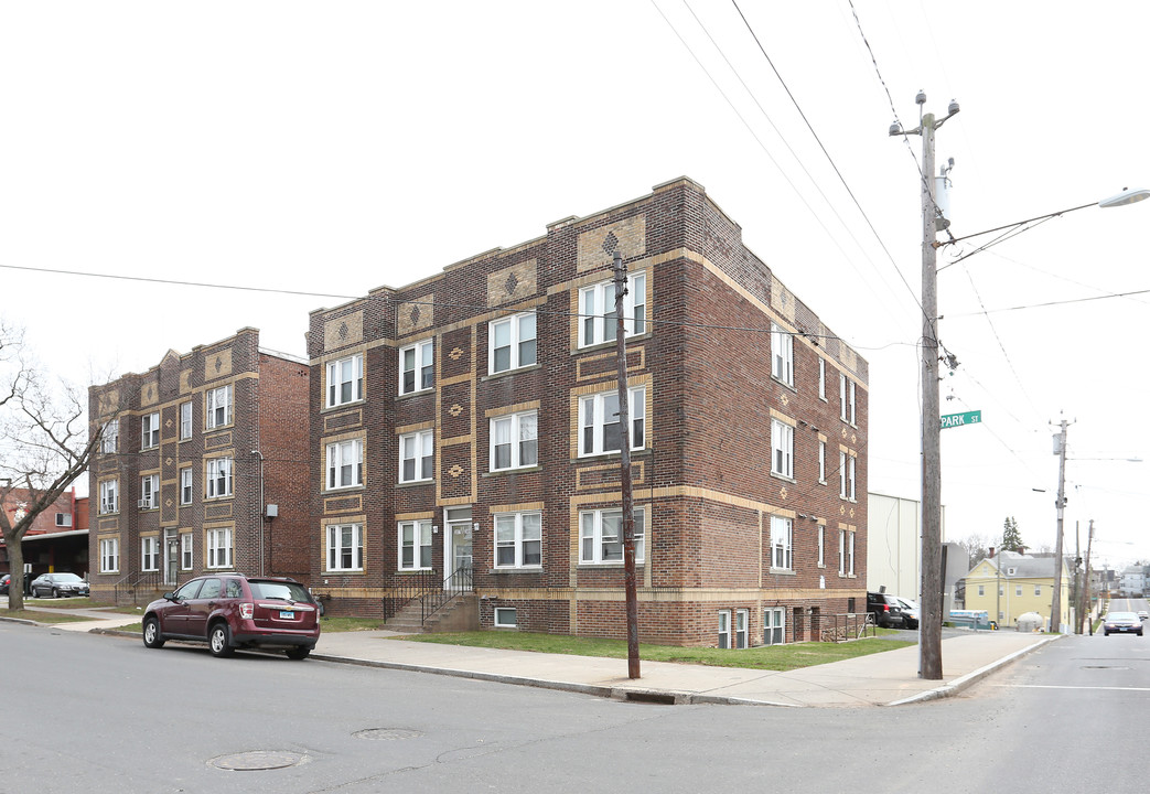 387-389 Park St in New Britain, CT - Building Photo