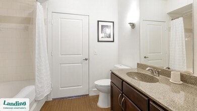 7373 Valley View Ln, Unit 1033 in Dallas, TX - Foto de edificio - Building Photo