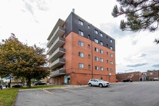 Flower Town Apartments in Brampton, ON - Building Photo