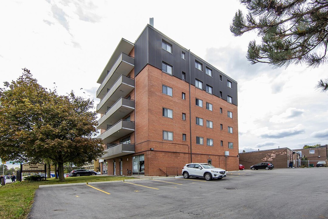 Flower Town Apartments in Brampton, ON - Building Photo