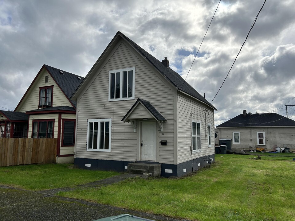 1102 Arnold Ave-Unit -203 in Hoquiam, WA - Building Photo