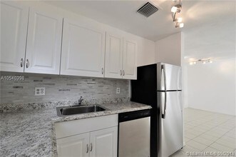 421 NE 1st St-Unit -101 in Hallandale Beach, FL - Building Photo - Building Photo