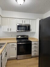 812 Jefferson Ave in Cleveland, TX - Foto de edificio - Building Photo