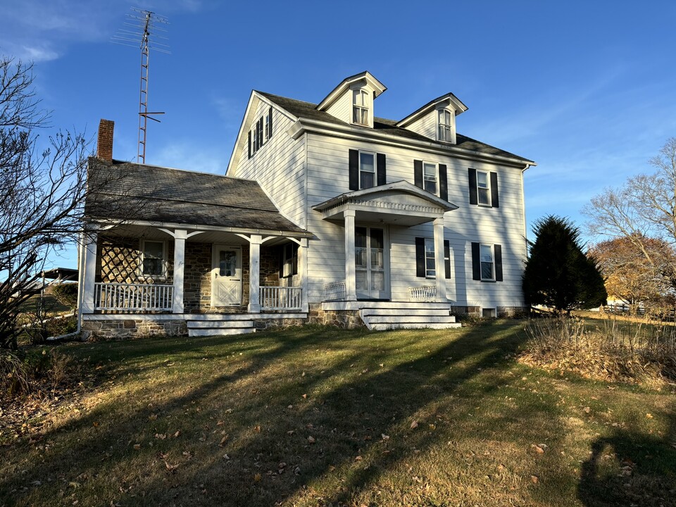 1059 Butlers Park Rd in Washington, NJ - Foto de edificio