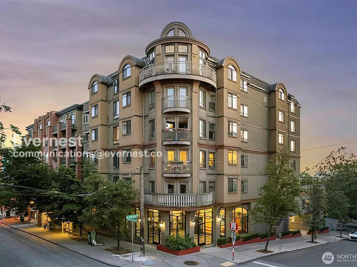 133 Queen Anne Ave N in Seattle, WA - Building Photo