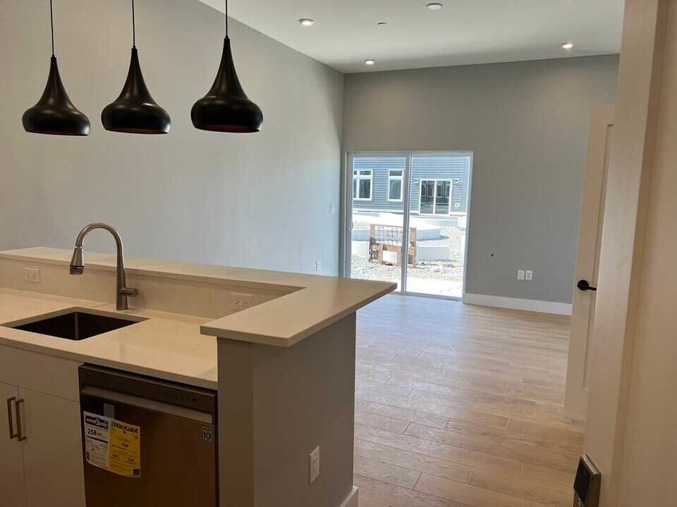 60 Cross St E in Somerville, MA - Building Photo