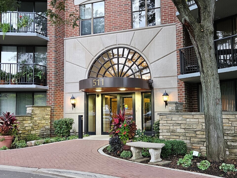511 Aurora Ave in Naperville, IL - Building Photo