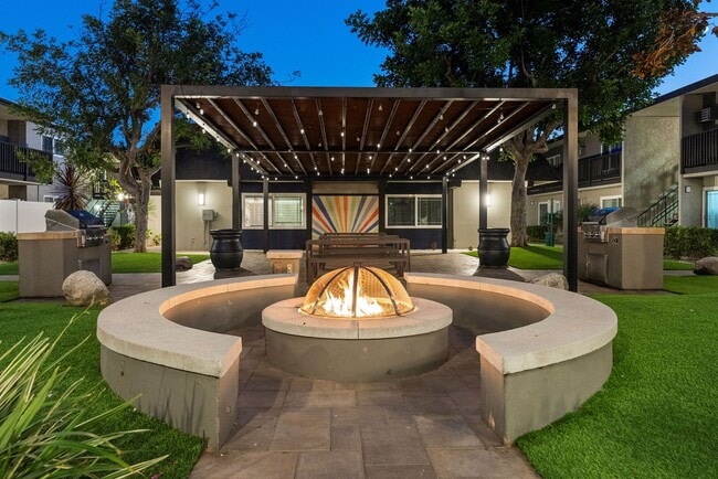 Summer Crest Apartments in Anaheim, CA - Foto de edificio - Building Photo