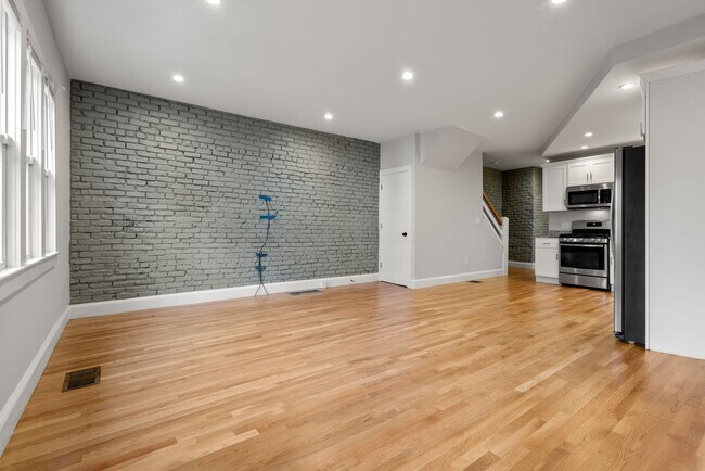 129 Sutherland Rd, Unit 2 in Boston, MA - Building Photo - Building Photo