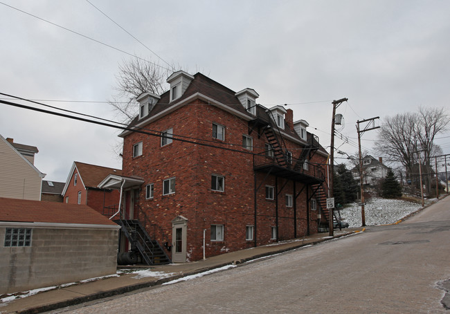 742 Ohio Ave in Glassport, PA - Foto de edificio - Building Photo