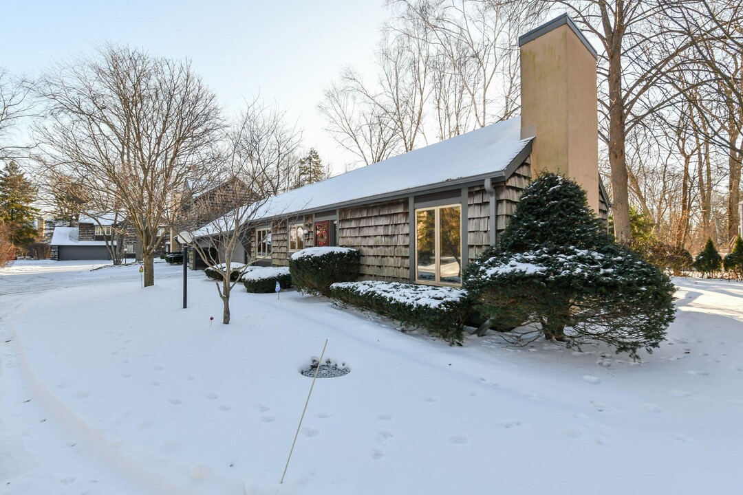 43 Parkwood Ct in Wind Point, WI - Building Photo