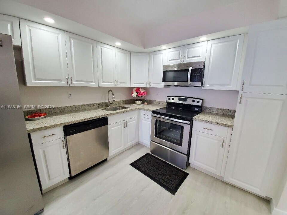 18011 Biscayne Blvd in Aventura, FL - Foto de edificio