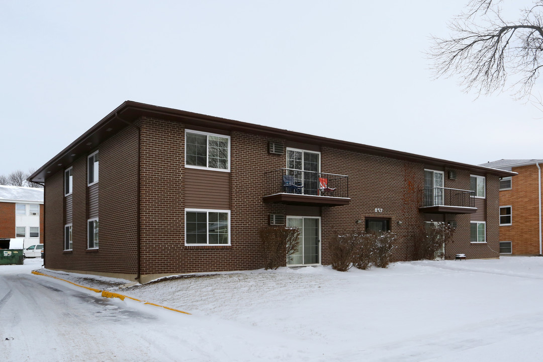 Husky Ridge Apartments in Dekalb, IL - Foto de edificio