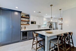 9738 Derrik Dr in Houston, TX - Building Photo